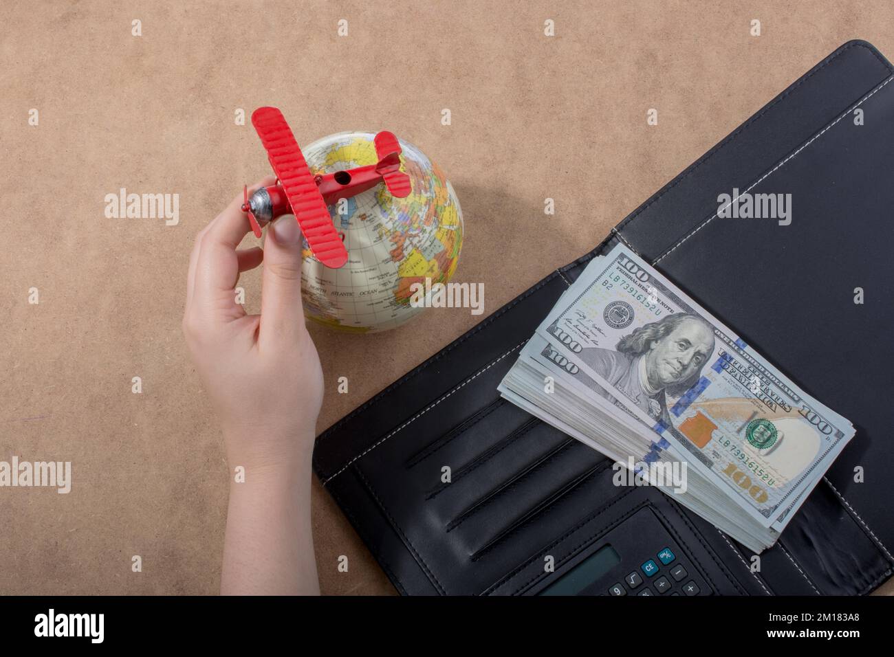 Hand Modell Flugzeug neben Globus und Amerikanische Dollar Stockfoto