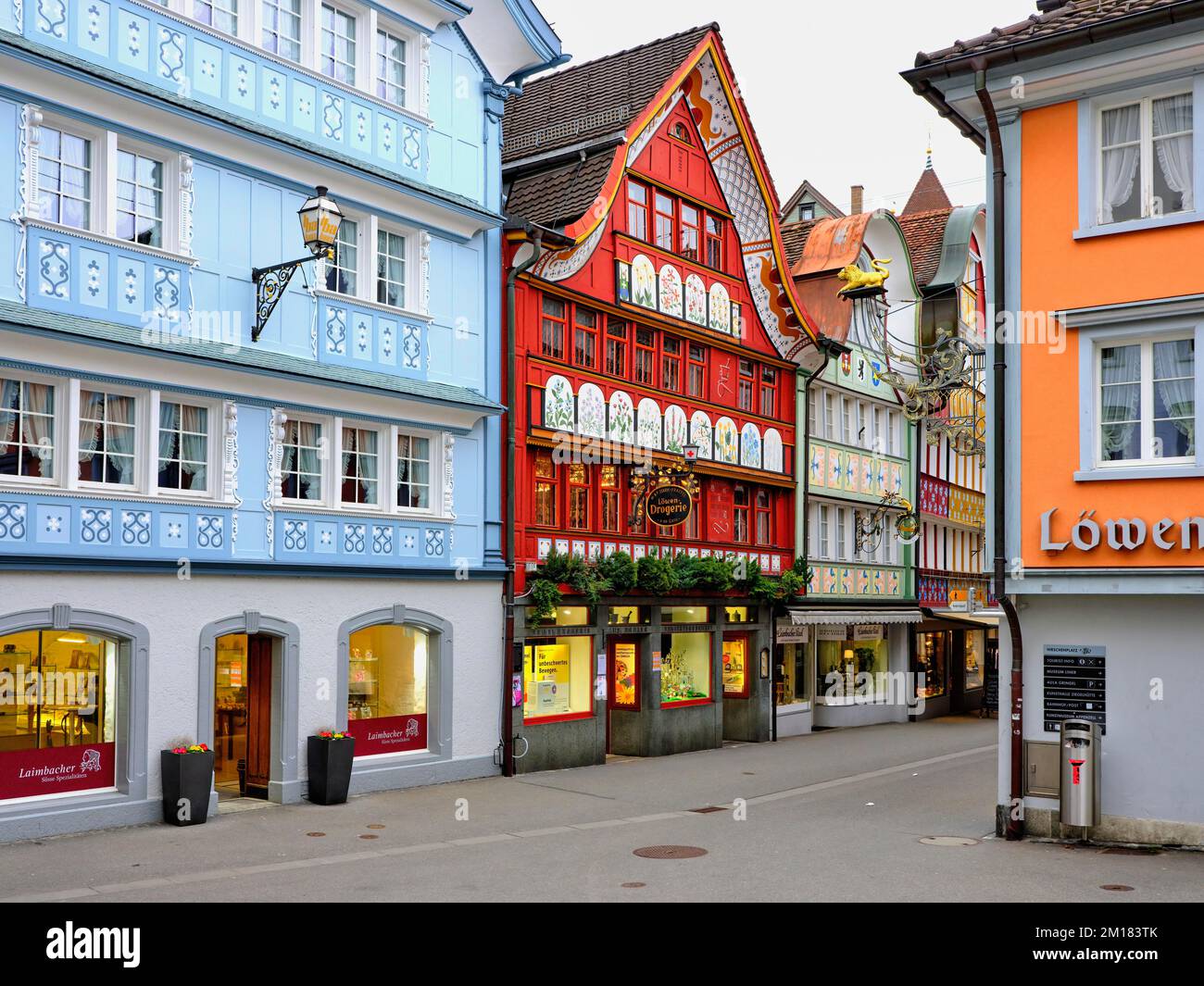 Bemalte Fassaden von hölzernen Appenzell-Häusern in der Altstadt, Appenzell, Appenzell Innerhoden, Schweiz, Europa Stockfoto