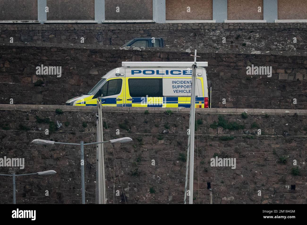 Einsatzkräfte am Ort einer Explosion und eines Feuers in einem