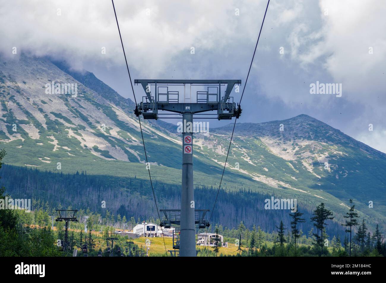 Tatranska Lomnica, Slowakei - 12. August 2021: Sommeransicht der Seilbahn im berühmten Skigebiet in der Hohen Tatra. Stockfoto