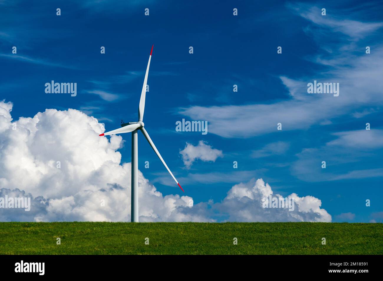 Windkraftanlagen in landwirtschaftlicher Landschaft Stockfoto
