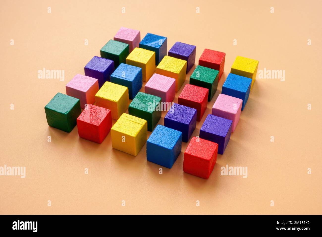 Ein Quadrat aus mehrfarbigen Würfeln als Symbol für Ordnung und Unternehmensmanagement. Stockfoto