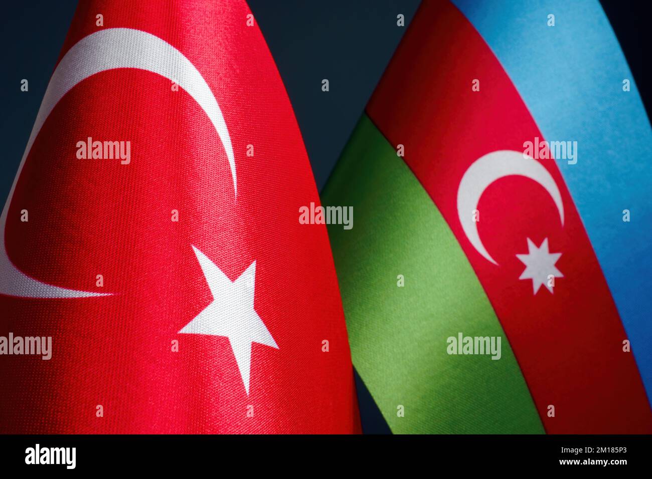 Die türkische Flagge neben der Flagge Aserbaidschans. Stockfoto