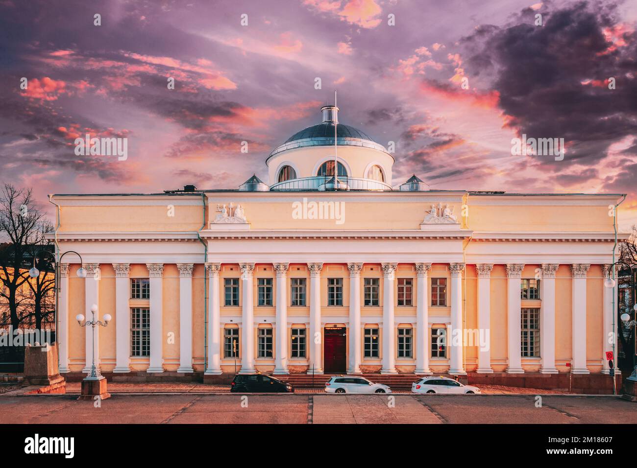 Helsinki, Finnland. Helles Magenta, Dramatischer Himmel Mit Leuchtenden Sternen. Hellviolett Himmel. Blick Auf Die Nationalbibliothek Von Finnland. Administrativ Stockfoto