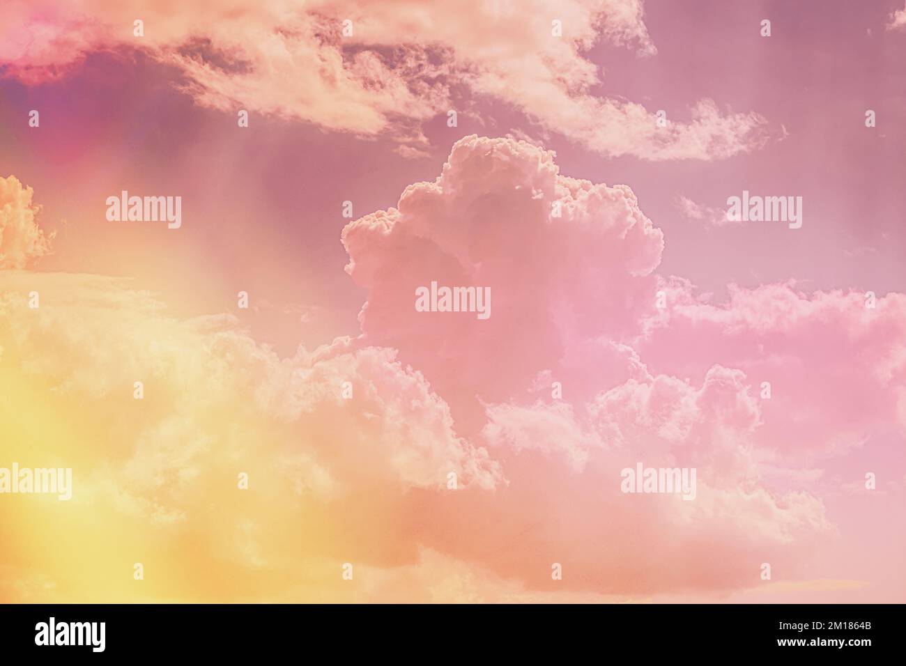 Duotone getönte rosa gelbe Wolken Wolke Himmel. Hintergrund Wolkenlandschaft abstrakte Farben. Stockfoto