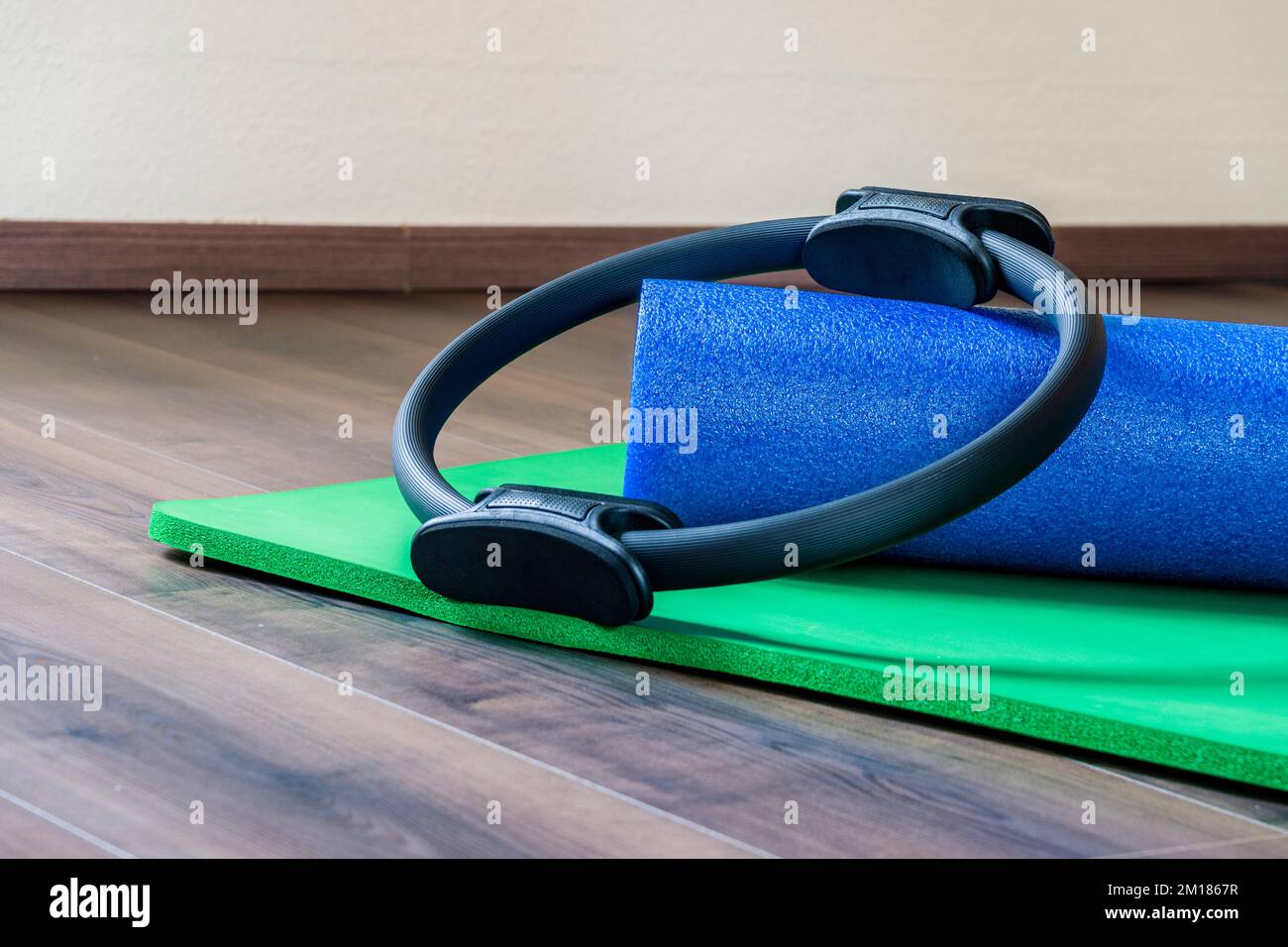 Matratze, Schaumstoffrolle und Ring sind die wichtigsten Utensilien für Pilates Training Stockfoto