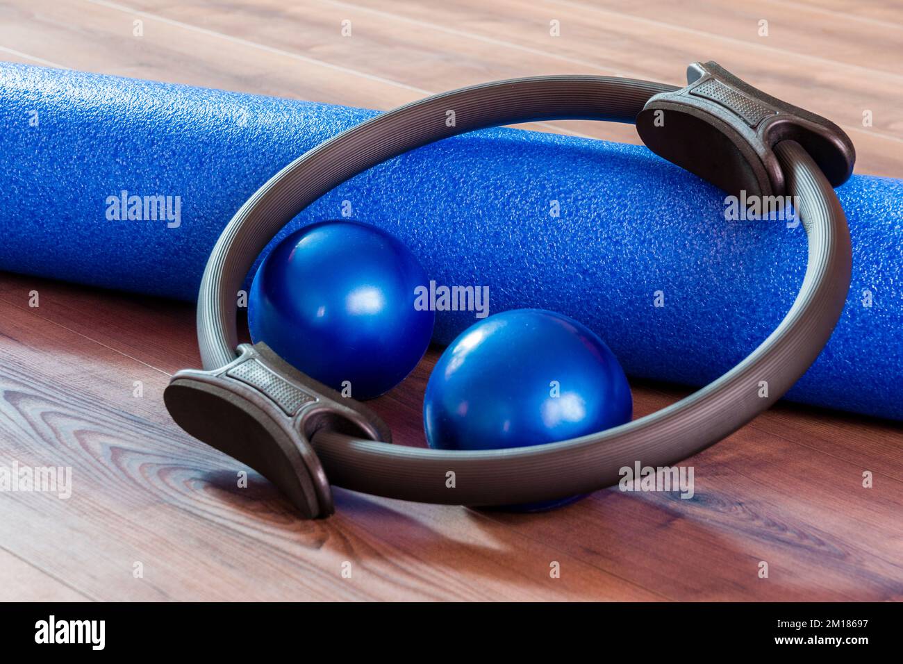 Schaumstoffrolle, Kugeln und Ring sind die wichtigsten Utensilien für Pilates Training Stockfoto