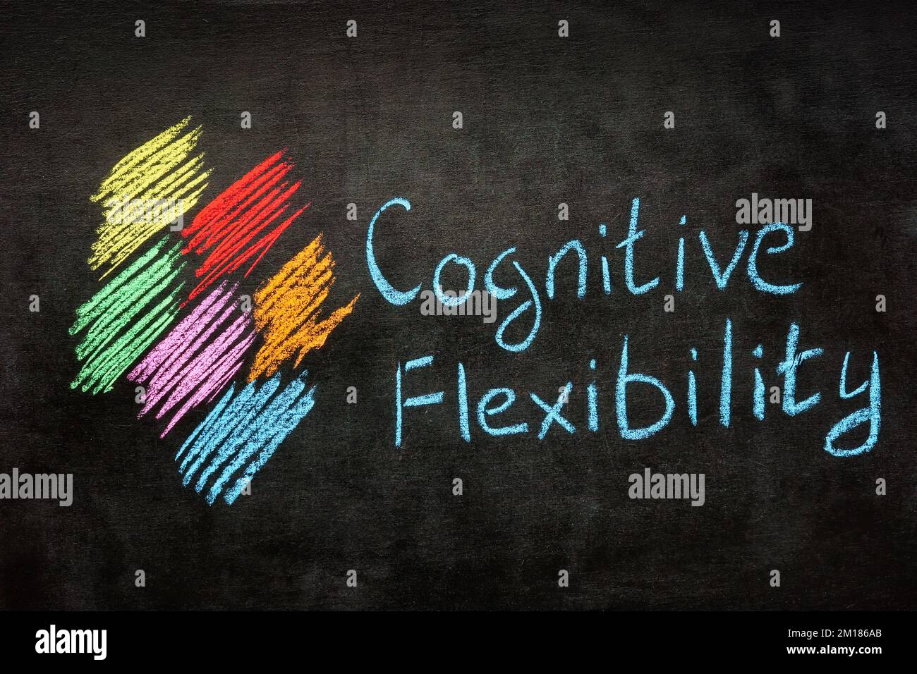 Handgeschriebene Inschrift Kognitive Flexibilität auf einer Tafel. Stockfoto