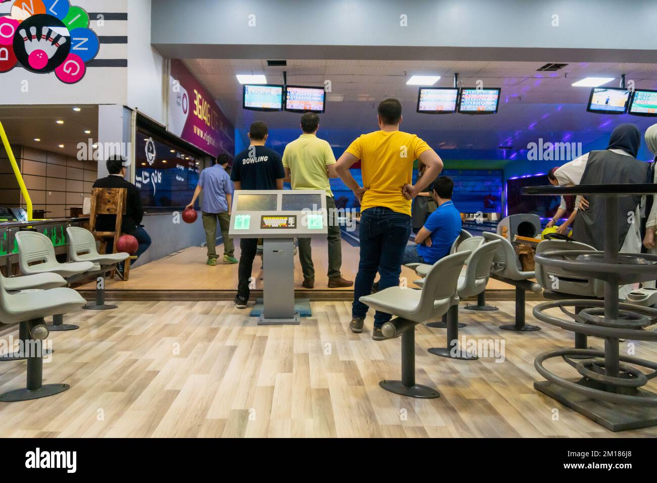 Teheran, Iran - Juni 2018: Eine Bowlingbahn in Teheran, Iran, wo junge Iraner abhängen Stockfoto
