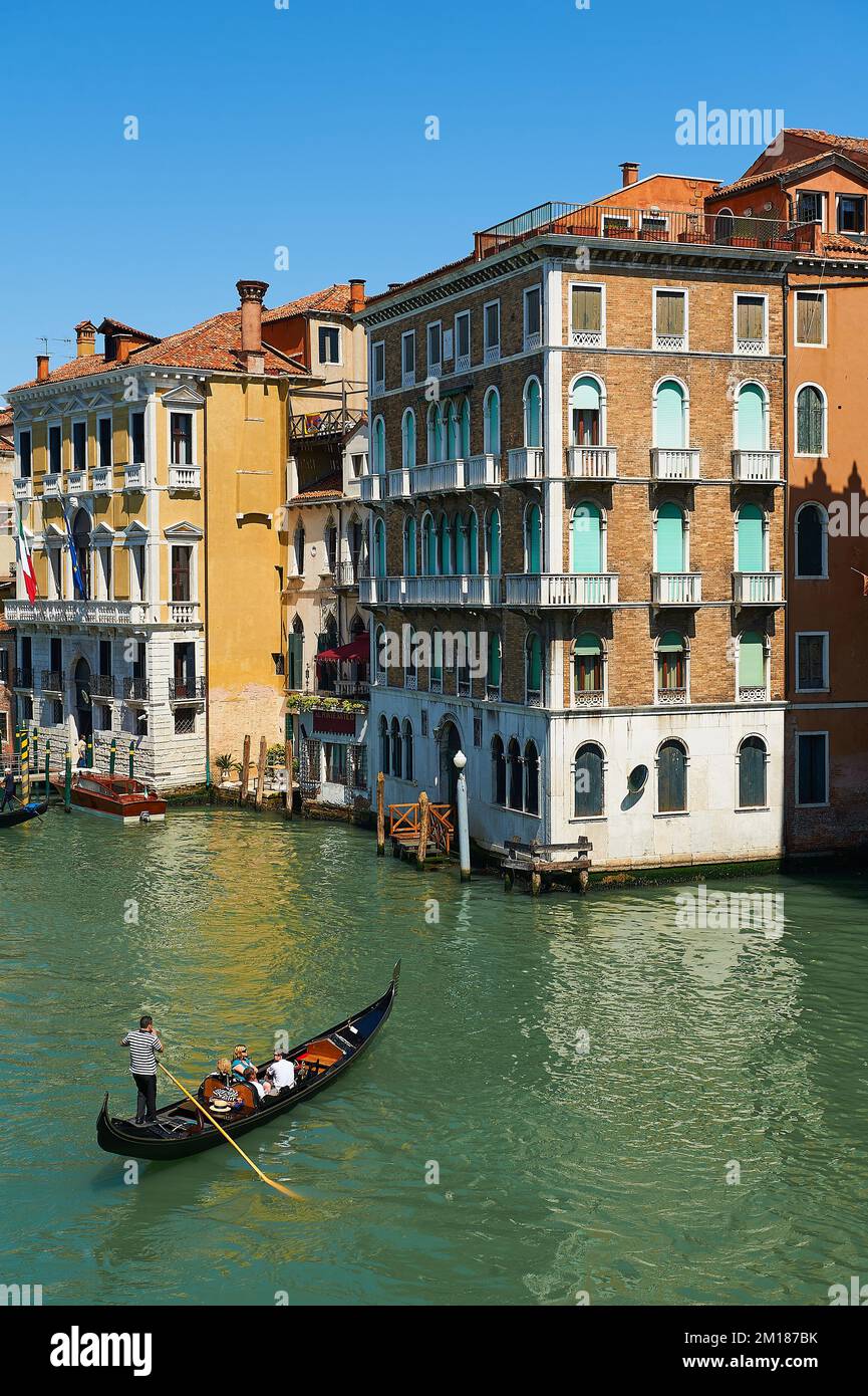 Blick auf die antiken Fassaden in der Stadt Venedig in der Nähe des Kanals, Venedig, Italien Stockfoto