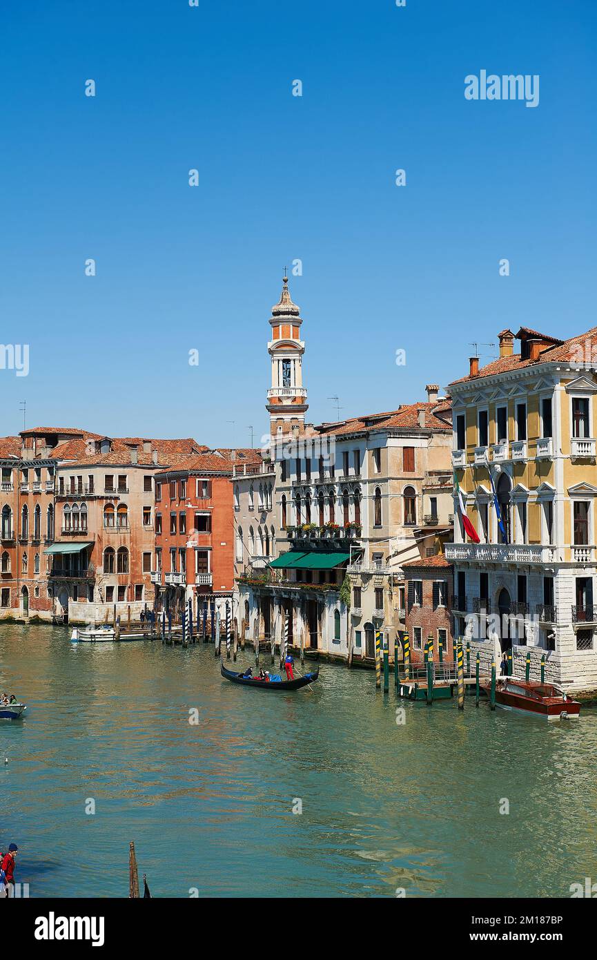 Blick auf die antiken Fassaden in der Stadt Venedig in der Nähe des Kanals, Venedig, Italien Stockfoto