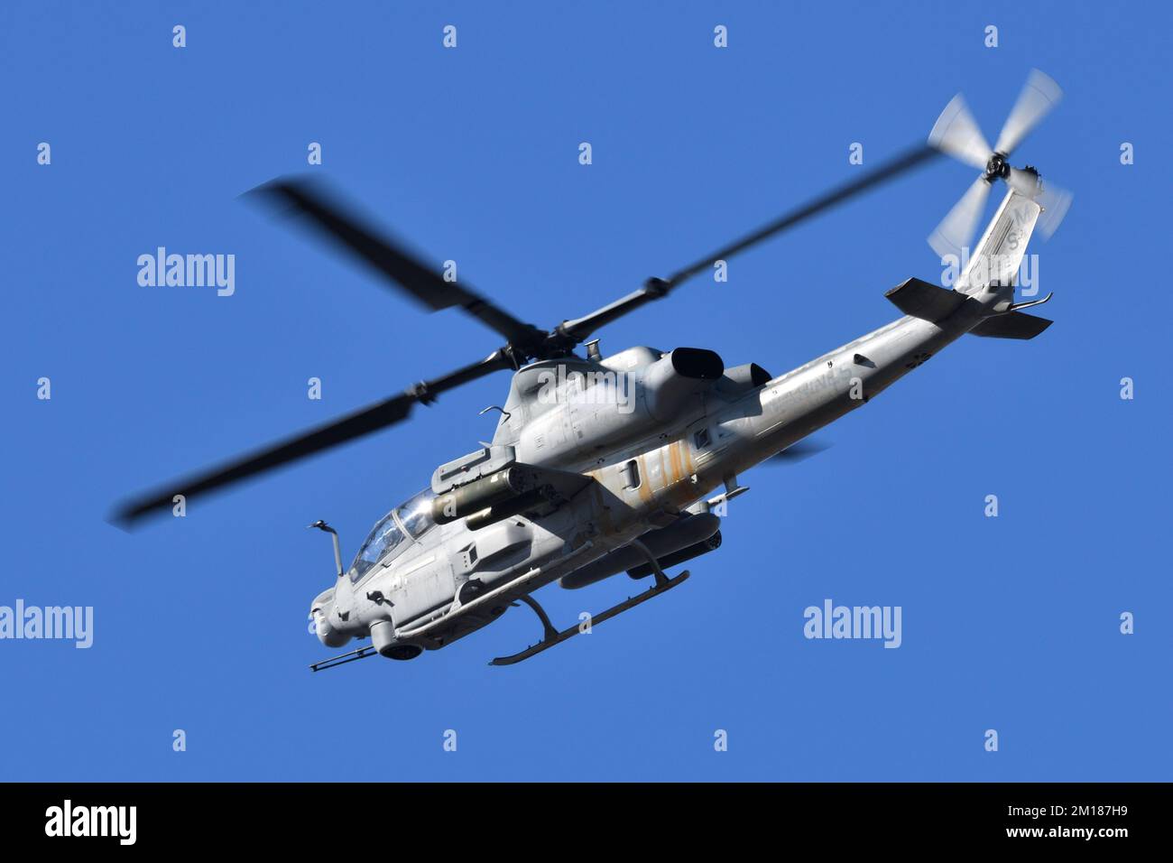 Präfektur Kanagawa, Japan - 18. Dezember 2021: US Marine Corps Bell AH-1Z Viper greift Hubschrauber von HMLA-369 Gunfighters an. Stockfoto