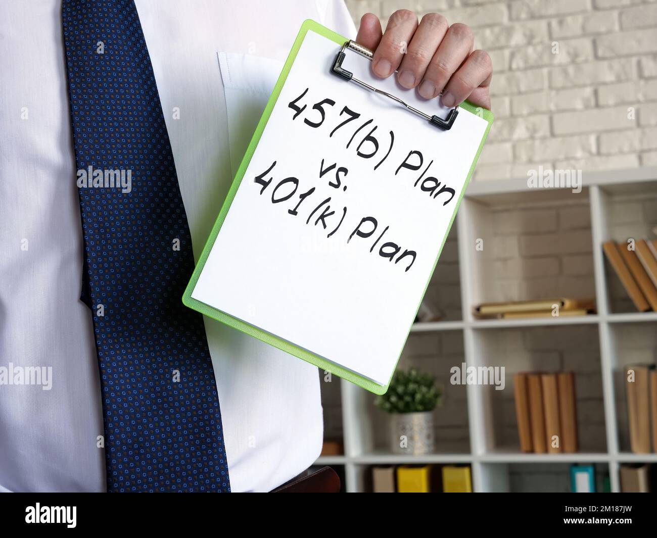 Der Manager zeigt die Eintragung 457b Plan vs. 401k Pensionsplan. Stockfoto Der Manager zeigt die Eintragung 457b Plan vs. 401k Pensionsplan. Stockfoto