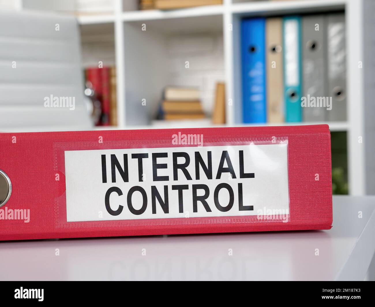 Ein roter Ordner mit interner Steuerung des Labels. Stockfoto