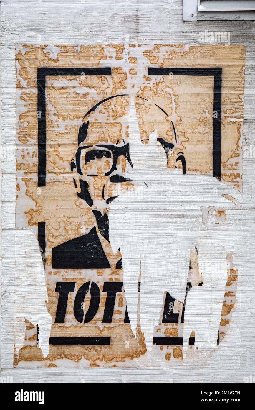 Tottele. Poster „verwitterte und zerrissene Straßenkunst“ von Plan B in Mikkeli, Finnland. Stockfoto