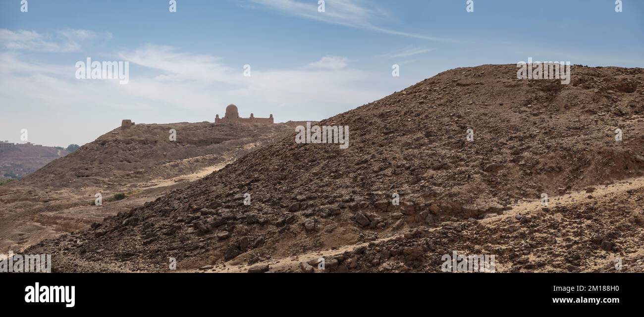Blick aus der Wüste auf das Mauseoleum des Aga Khan, Assuan, Ägypten Stockfoto