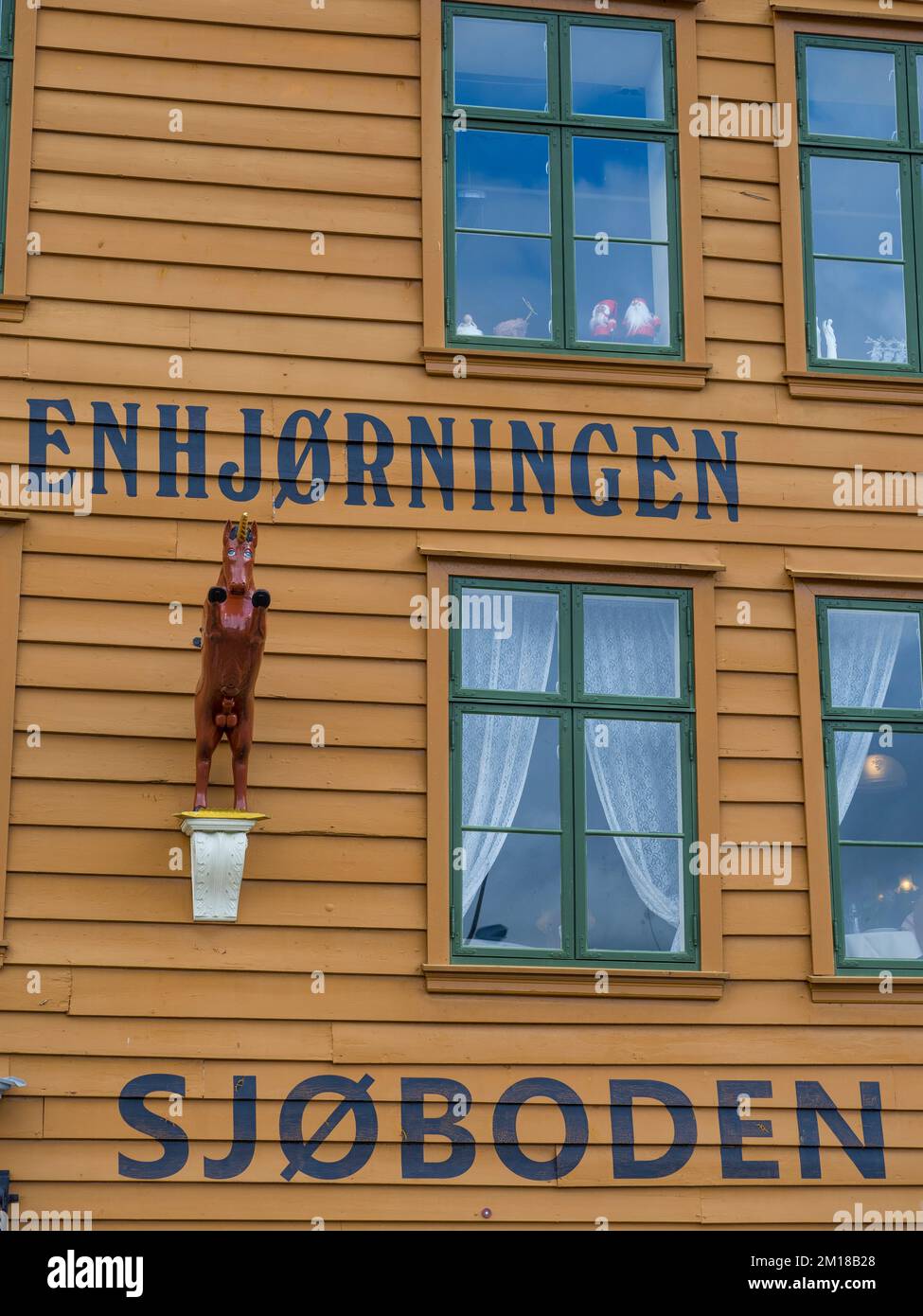 Sjøboden Bergen, Restaurant, Bergen Waterfront, Gelbes Traditionelles Gebäude, Bergen, Norwegen, Skandinavien, Europa. Stockfoto