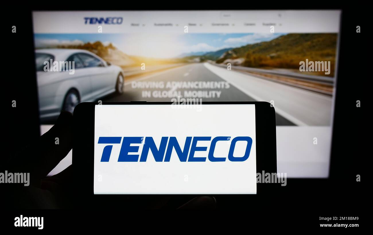 Person, die ein Smartphone mit dem Logo des US-amerikanischen Automobilunternehmens Tenneco Inc. Auf dem Bildschirm vor der Website hält. Konzentrieren Sie sich auf das Display des Telefons. Stockfoto