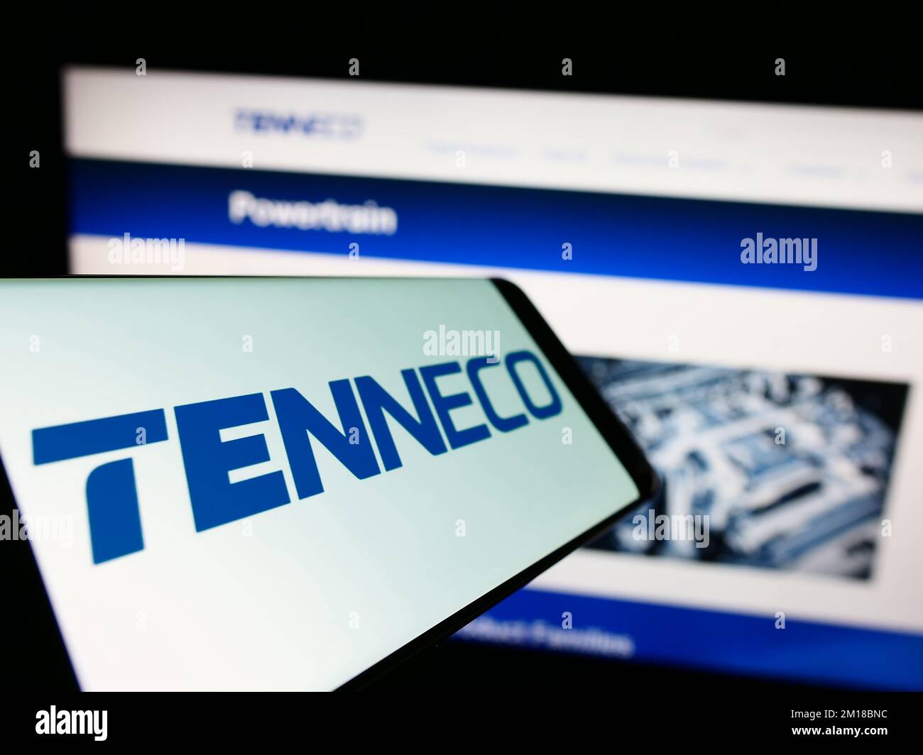 Smartphone mit Logo des amerikanischen Automobilunternehmens Tenneco Inc. Auf dem Bildschirm vor der Business-Website. Fokus auf die Mitte links des Telefondisplays. Stockfoto