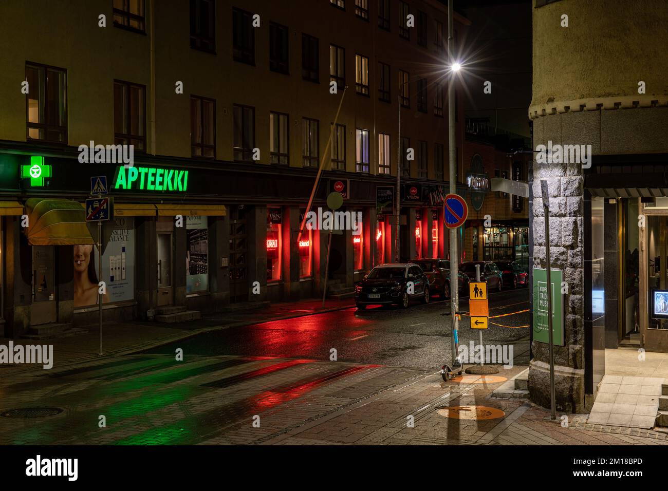 Vuorikatu nach Einbruch der Dunkelheit in Kuopio, Finnland Stockfoto