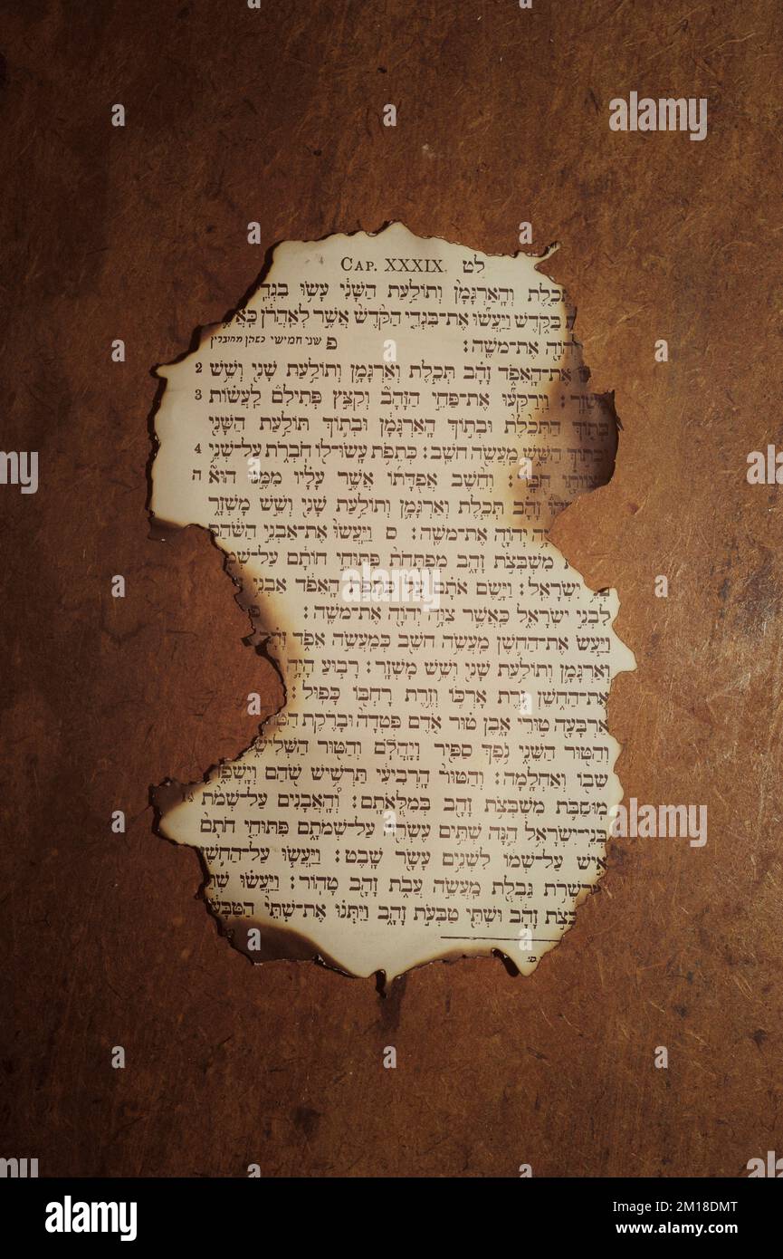 Ein Stück eines alten jüdischen Buches, verbrannt Stockfoto