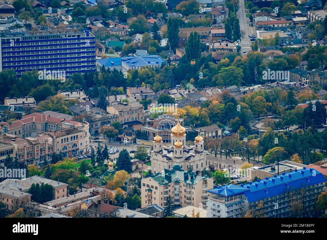 Pyatigorsk, Russland. 2022, 24. Oktober. Blick auf den zentralen Teil von Pyatigorsk, Stavropol Territory. Spassky Kathedrale mit goldenen Kuppeln. Herbstlandschaft des Resorts Stockfoto