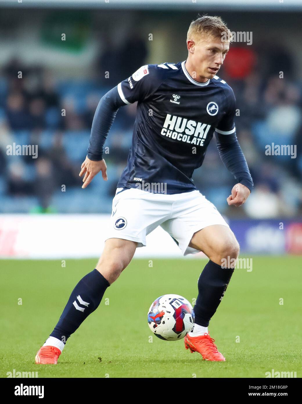 Millwalls Zian Flemming in Aktion während des Sky Bet Championship-Spiels im Den, London. Foto: Samstag, 10. Dezember 2022. Stockfoto