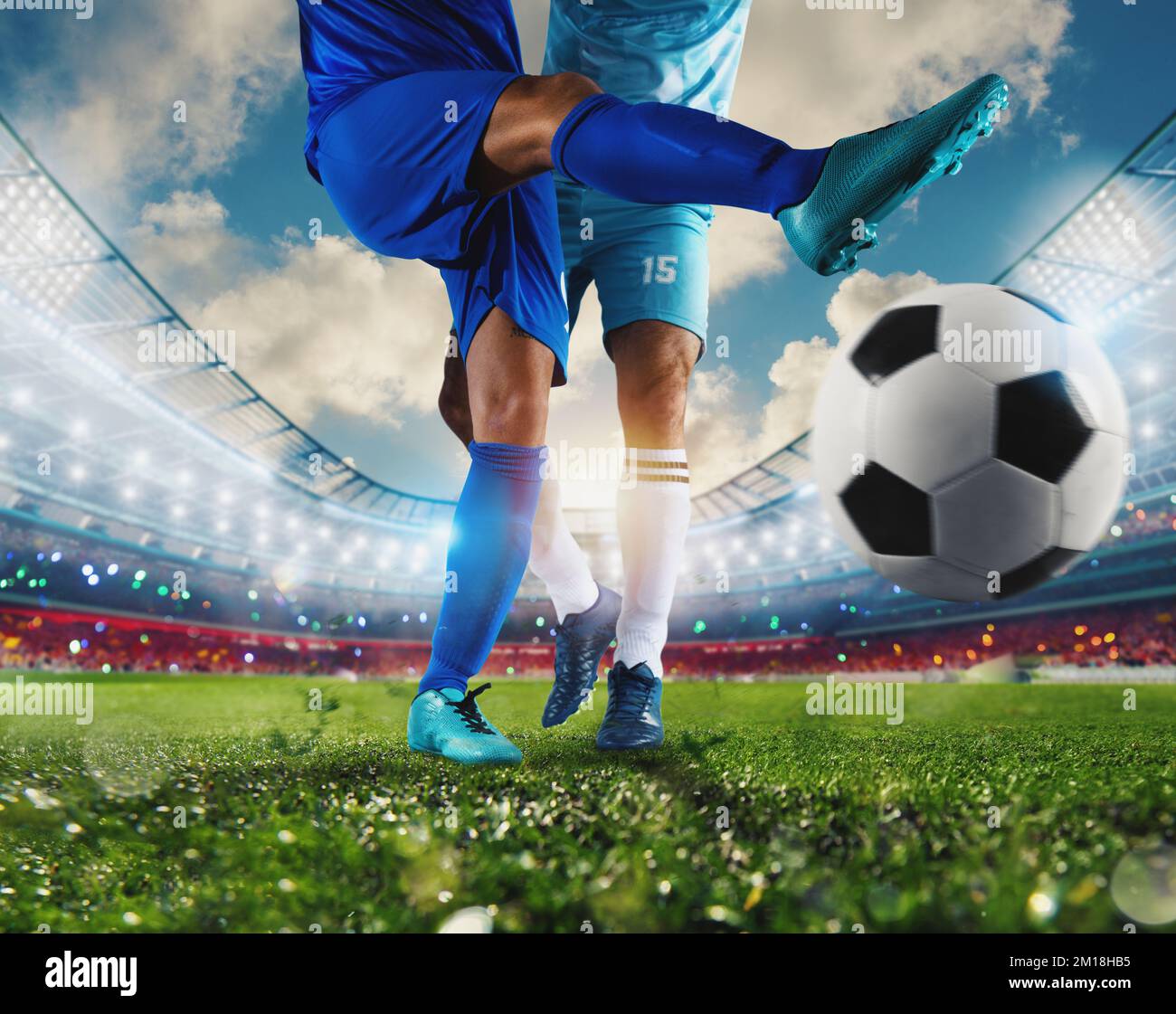 Fußballszene mit konkurrierenden Fußballspielern im Stadion Stockfoto