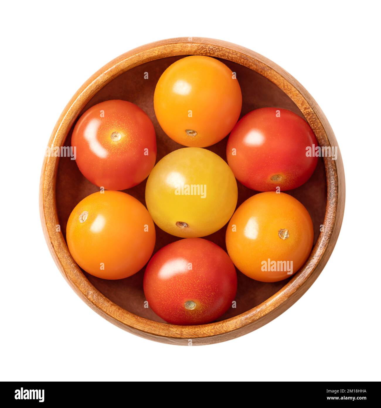 Bunte Kirschtomaten in einer Holzschüssel. Frische und reife kleine und runde Cocktailtomaten in Rot, Gelb und Orange. Stockfoto