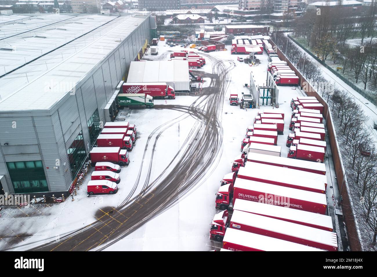 Newtown, Birmingham, 11. Dezember 2022. Royal Mail-Fahrzeuge, die im Rahmen des gesamten Netzwerkes von der Postgesellschaft abgedeckt werden, sind zu sehen. Die Pakete wurden verzögert, da die Streiks bis Weihnachten jede Woche fortgesetzt werden. Das Royal Mail Centre in Newtown wurde in den sozialen Medien dafür kritisiert, dass Tausende von Paketen seit Beginn der Walkouts darauf warten, sortiert zu werden. Quelle: Stop Press Media/Alamy Live News Stockfoto