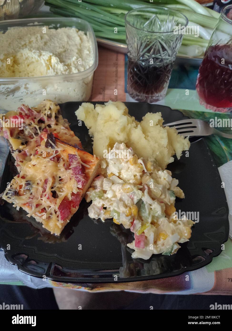 Ein Salat und Pizza auf einem Teller hausgemachtes Essen Stockfoto