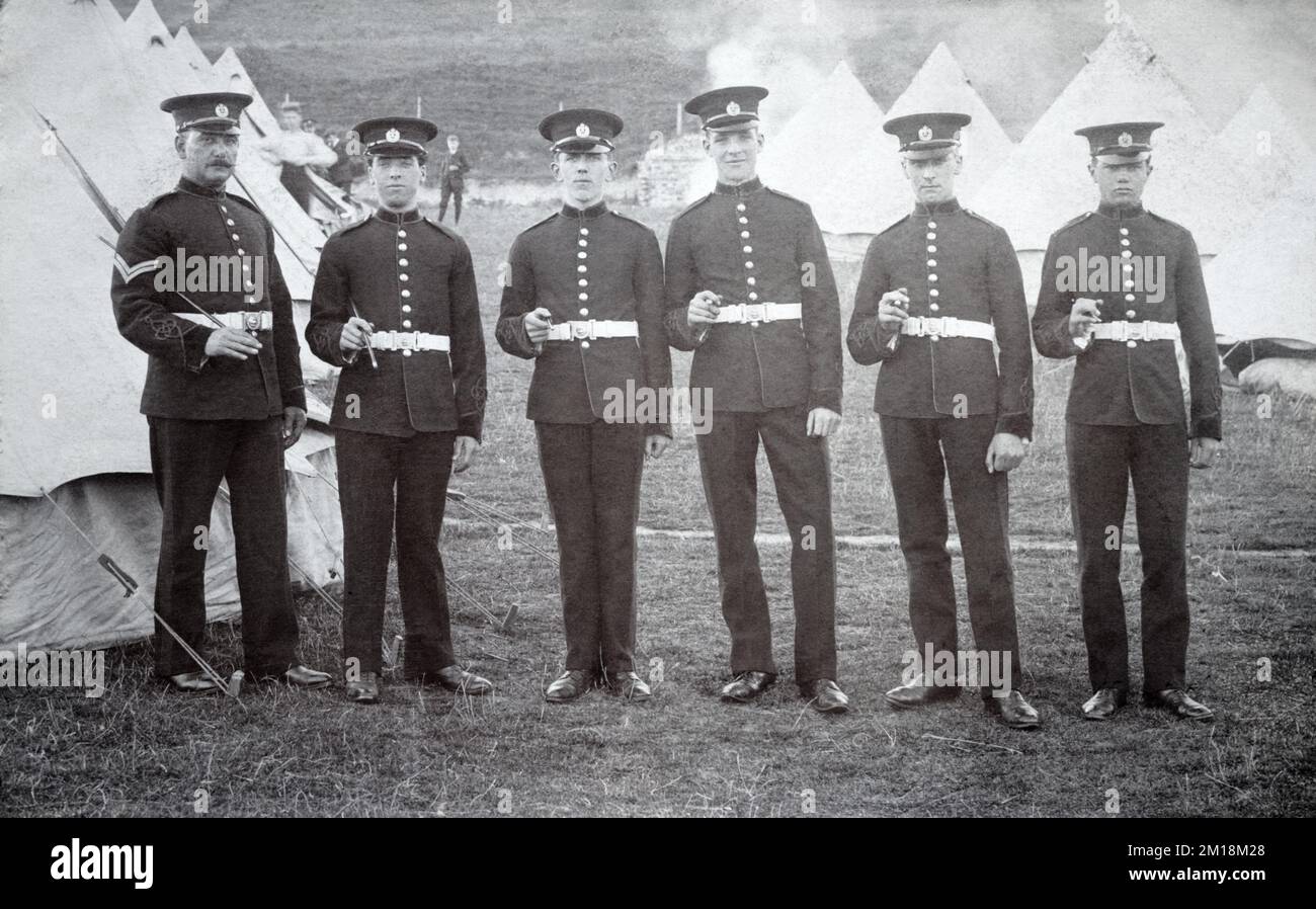 Eine Gruppe königlicher Ingenieure der Territorialen Truppe in ihrem jährlichen Lager inmitten von Glockenzelten. Stockfoto