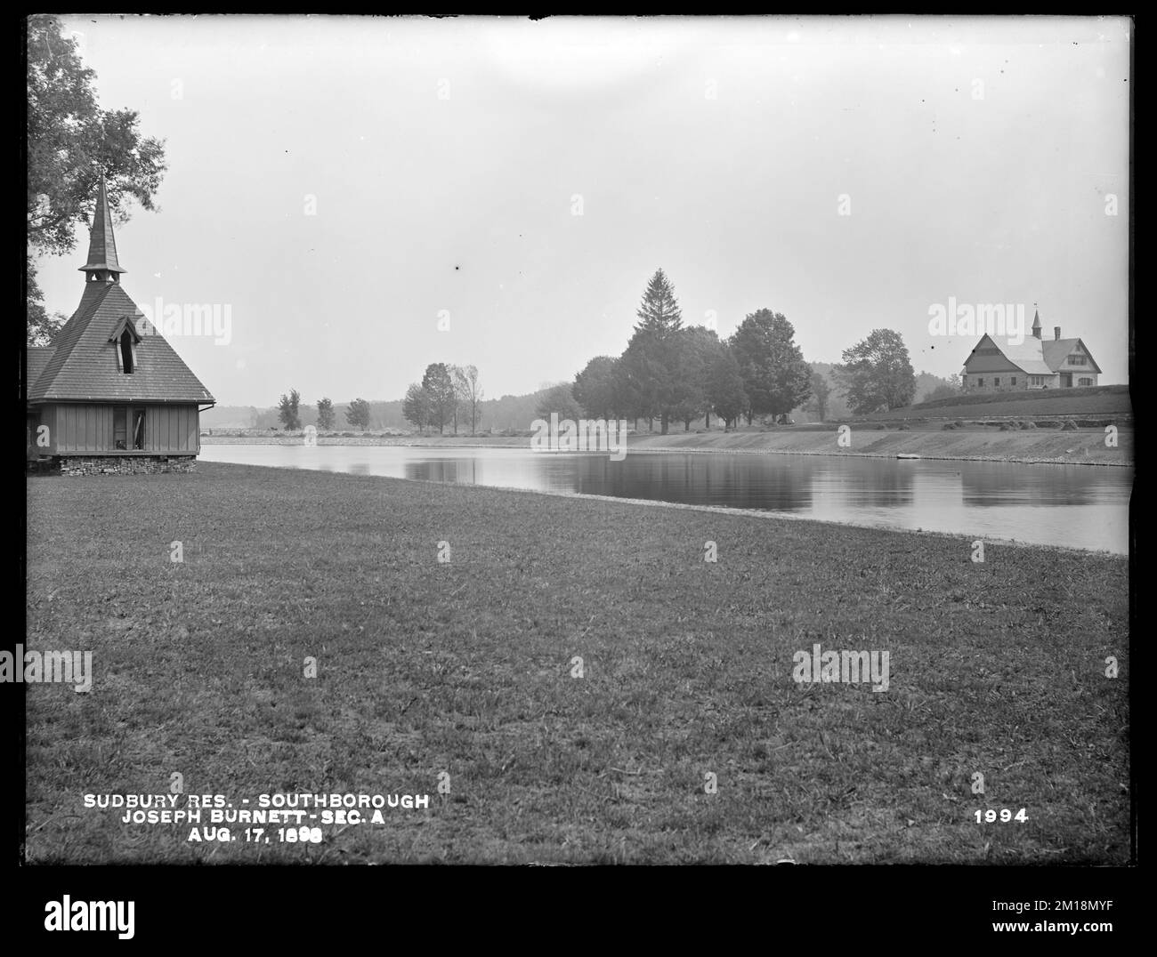 Sudbury Reservoir, Abschnitt A, Land von Joseph Burnett, südlich von Stall, wo früher eine Ulmenreihe stand, von Westen (Vergleich mit Nr. 1388), Southborough, Mass., 17. August 1898, Wasserwerke, Reservoirs, Wasserverteilungsstrukturen, Immobilien Stockfoto