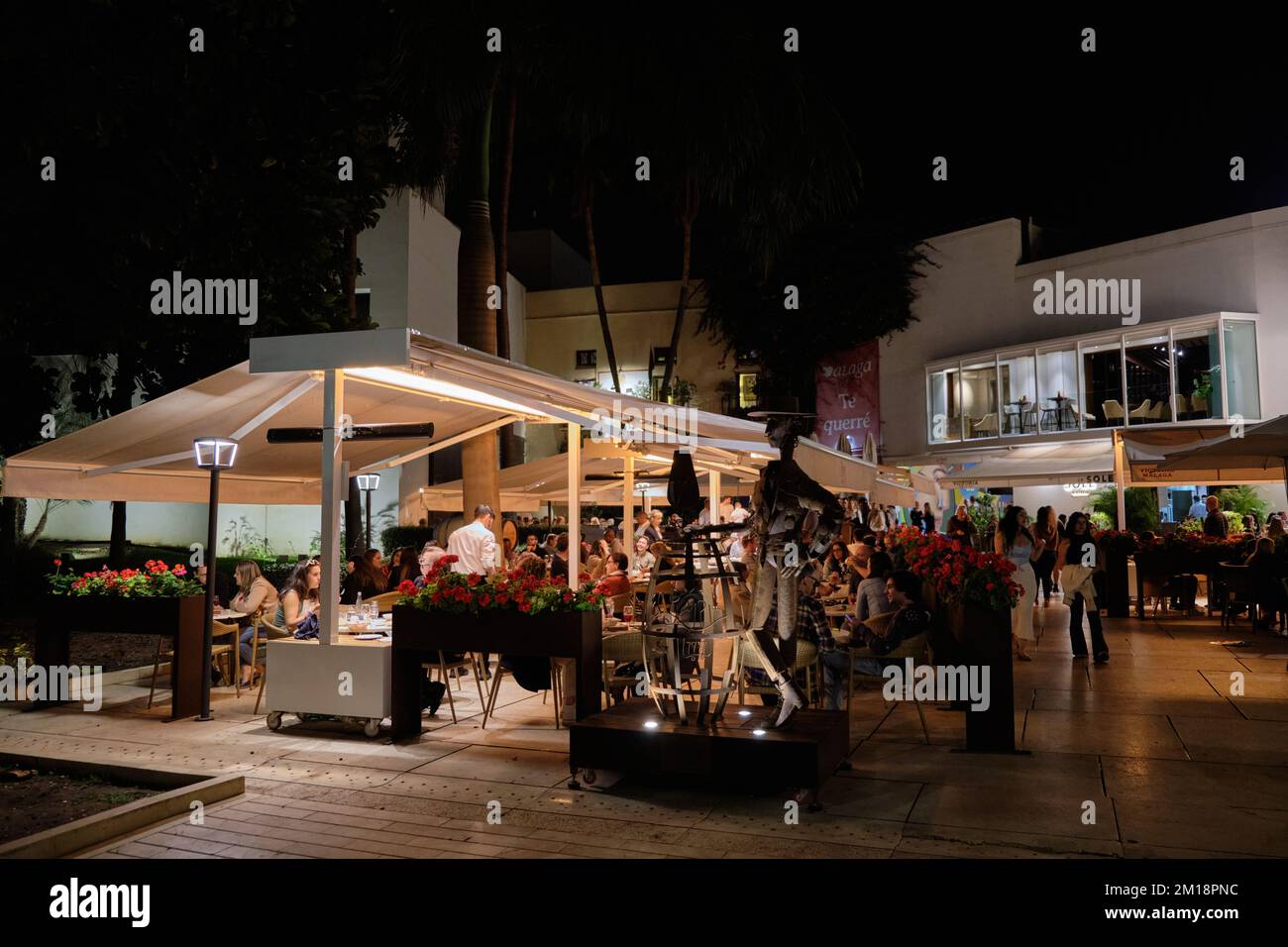 Gäste auf der Terrasse der berühmten Bar "El Pimpi". Málaga, Spanien. Stockfoto