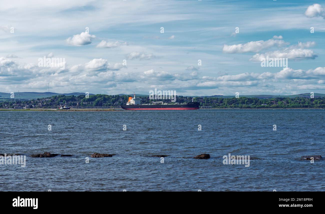 Die Pracht des Asphalts, gefolgt vom Dundee Port Pilot Boat, der aus dem Tay Estuary in Richtung Nordsee fährt. Stockfoto