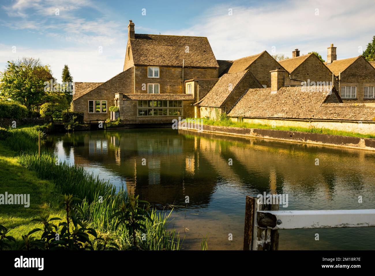 Typisch englische Cotswolds Steinhäuser und der Slow Moving Eye River