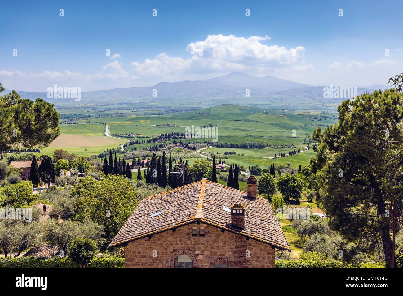 Pienza, Provinz Siena, Toskana, Italien. Blick auf das Val d'Orcia oder das Orcia-Tal von Pienza aus. Das Val d'Orcia ist ein UNESCO-Weltkulturerbe Stockfoto