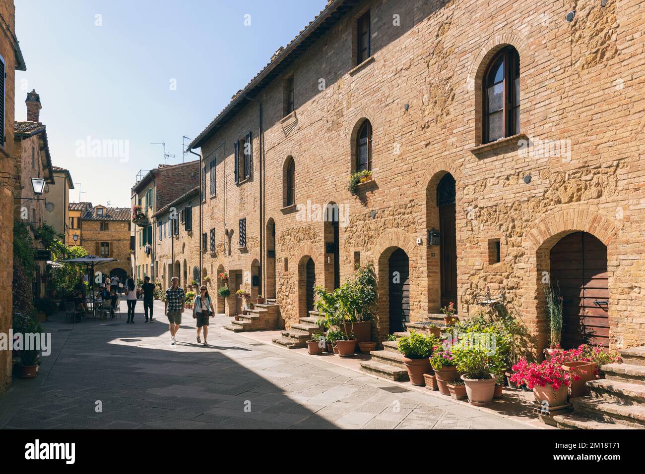 Pienza, Provinz Siena, Toskana, Italien. Über Case Nuove. Typische Straßenszene. Pienza ist ein UNESCO-Weltkulturerbe. Stockfoto