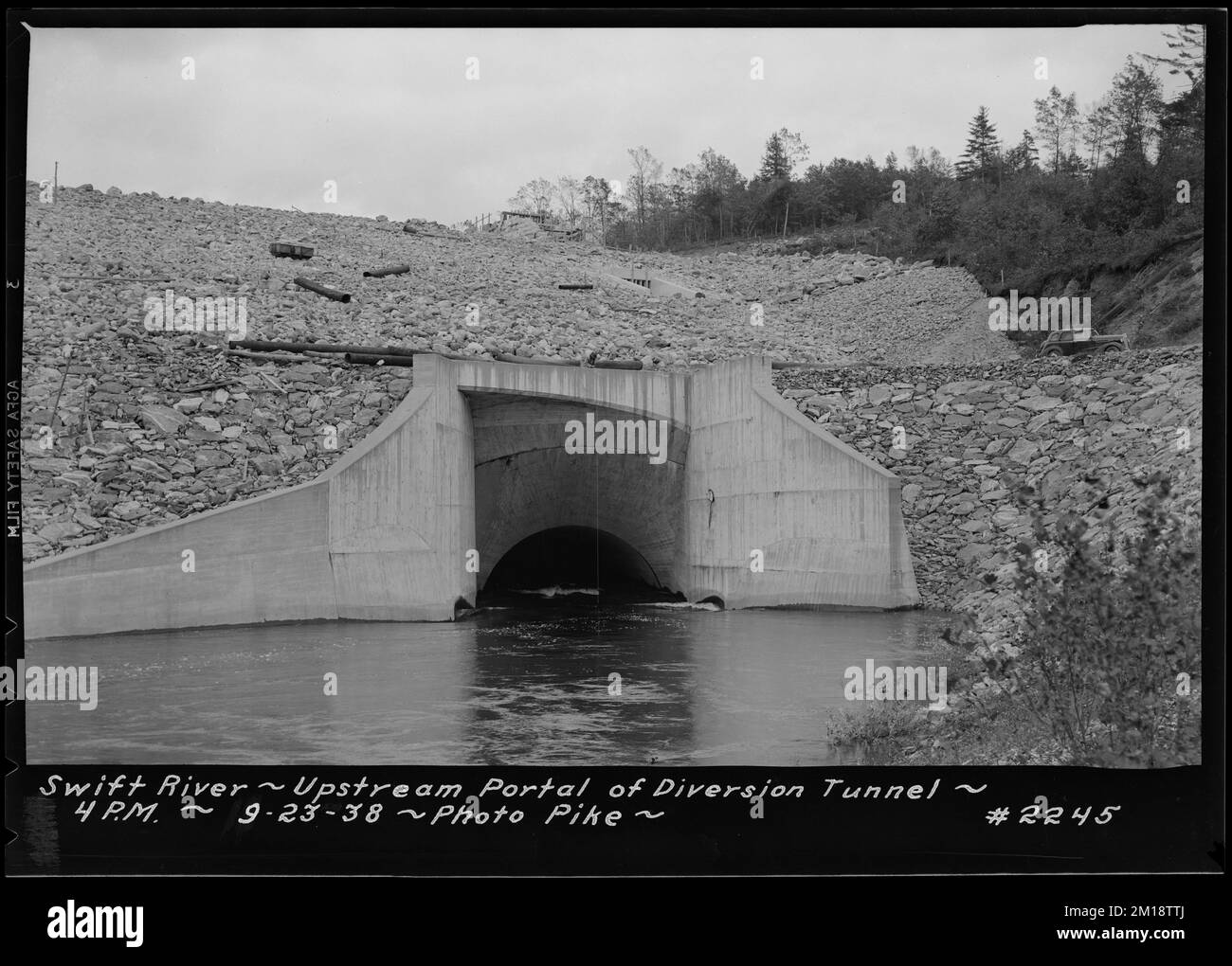 Swift River, Flutfoto, Upstream Portal of Diversion Tunnel, Mass., 4:00 PM, 23. September 1938, Wasserwerke, Reservoirs Wasserverteilungsstrukturen, Ingenieurwesen, Überschwemmungen Naturereignisse Stockfoto