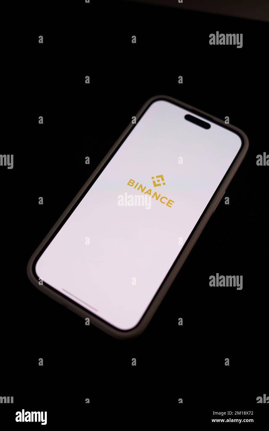 Bildschirm der Binance-Anwendung wird auf iPhone-Smartphone geladen Stockfoto
