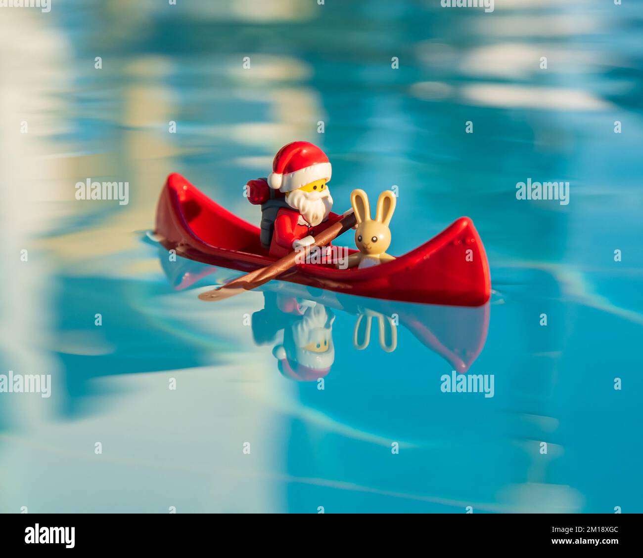 LEGO-Minifigure-Weihnachtsklausel im Urlaub Stockfoto