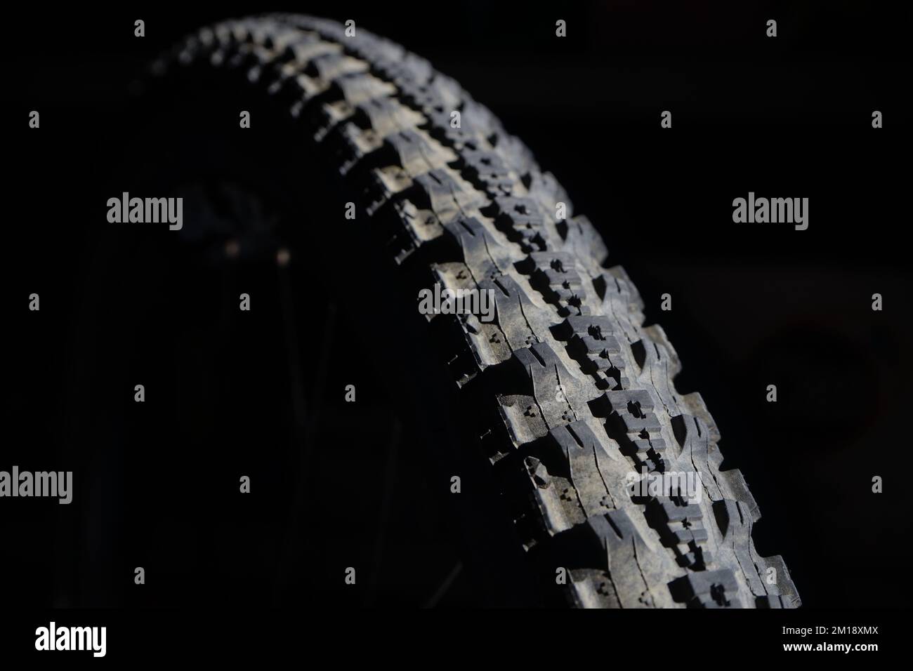 Mountainbike-Reifen auf schwarzem Hintergrund mit Kopierbereich Stockfoto