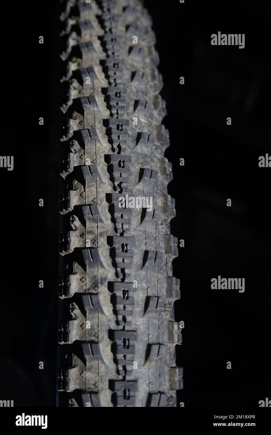 Mountainbike-Reifen auf schwarzem Hintergrund mit Kopierbereich Stockfoto
