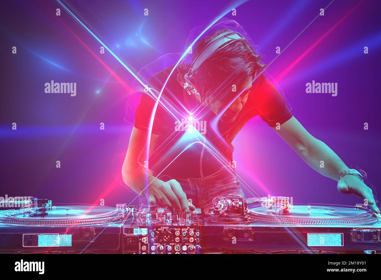 DJ spielt Musik mit einem Mixer auf der Diskothek-Party Stockfoto