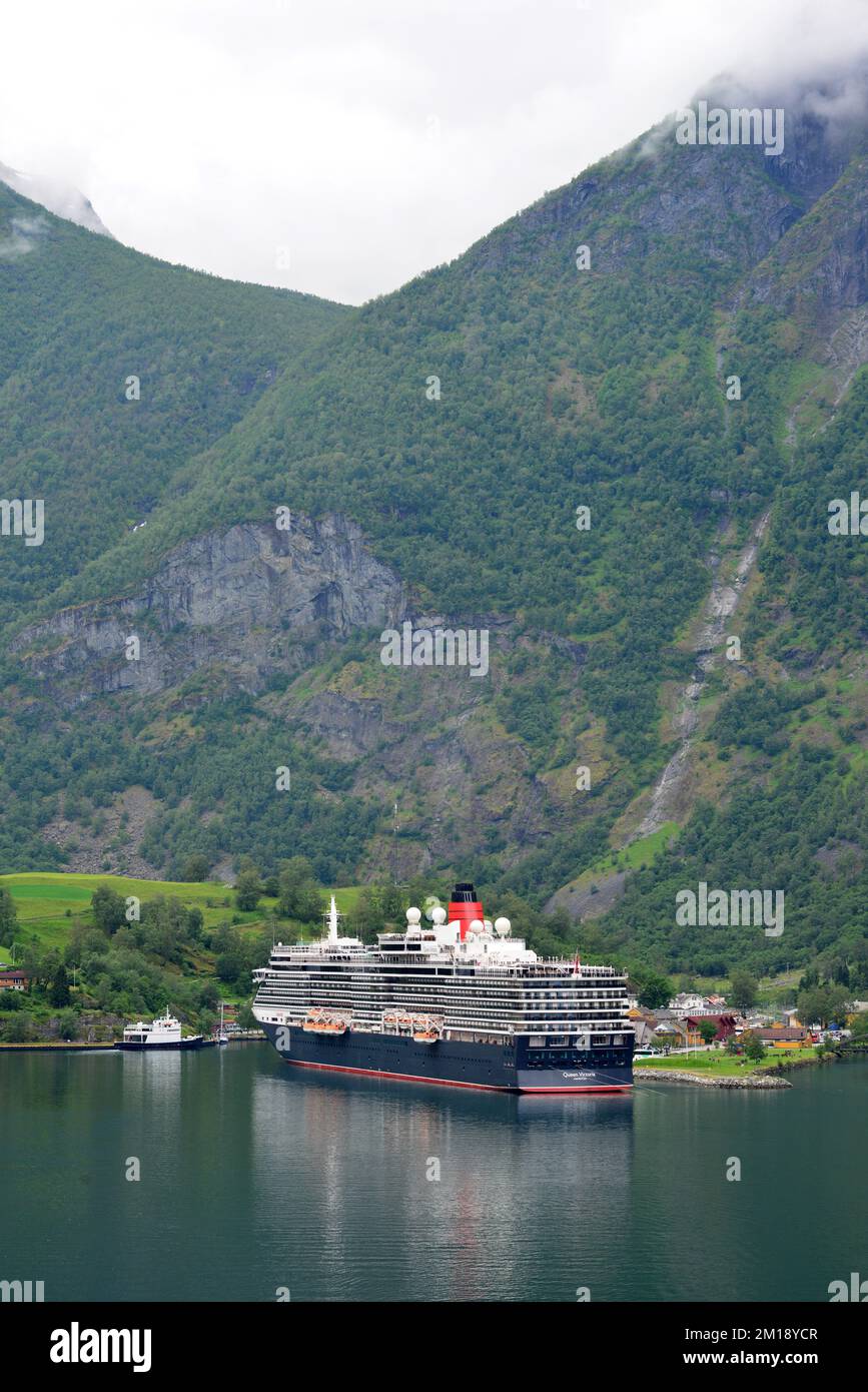 Cunard Kreuzfahrtschiff MS Queen Victoria hat im Juni 2019 neben Flam, Norwegen, festgemacht Stockfoto