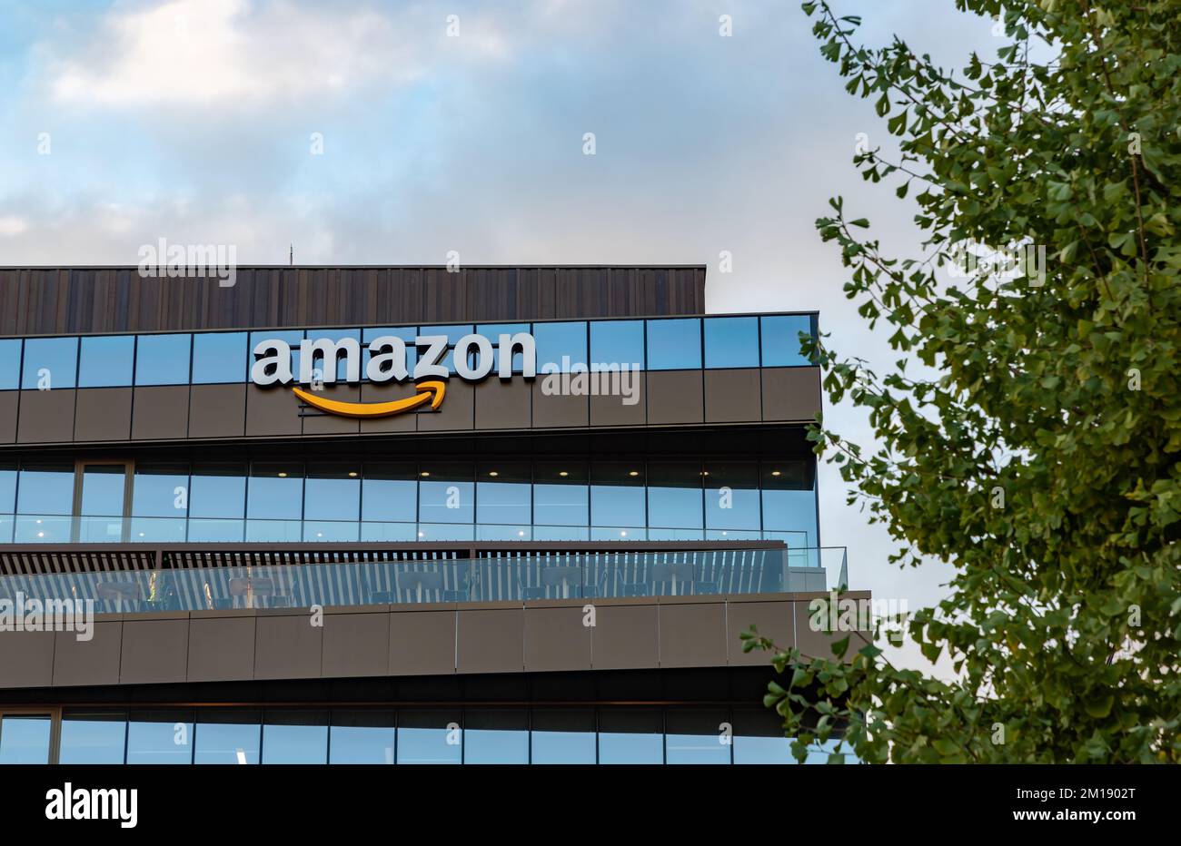 Ein Bild des Amazon Office in Iasi bei Sonnenaufgang, Teil des Amazon Development Center in Rumänien. Stockfoto