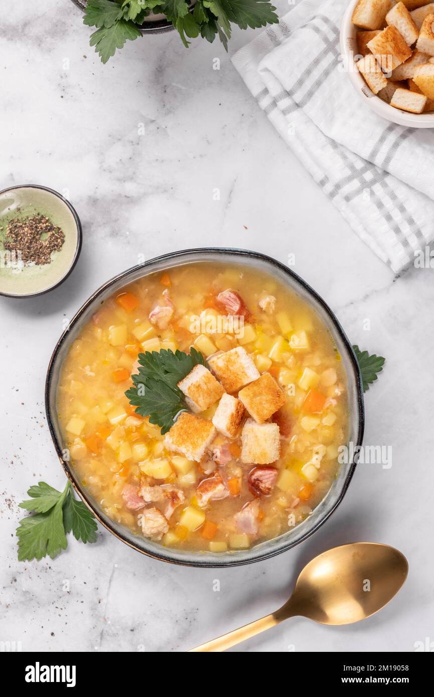 Linsenerbsensuppe mit Schinken und Schweinerippchen Stockfoto