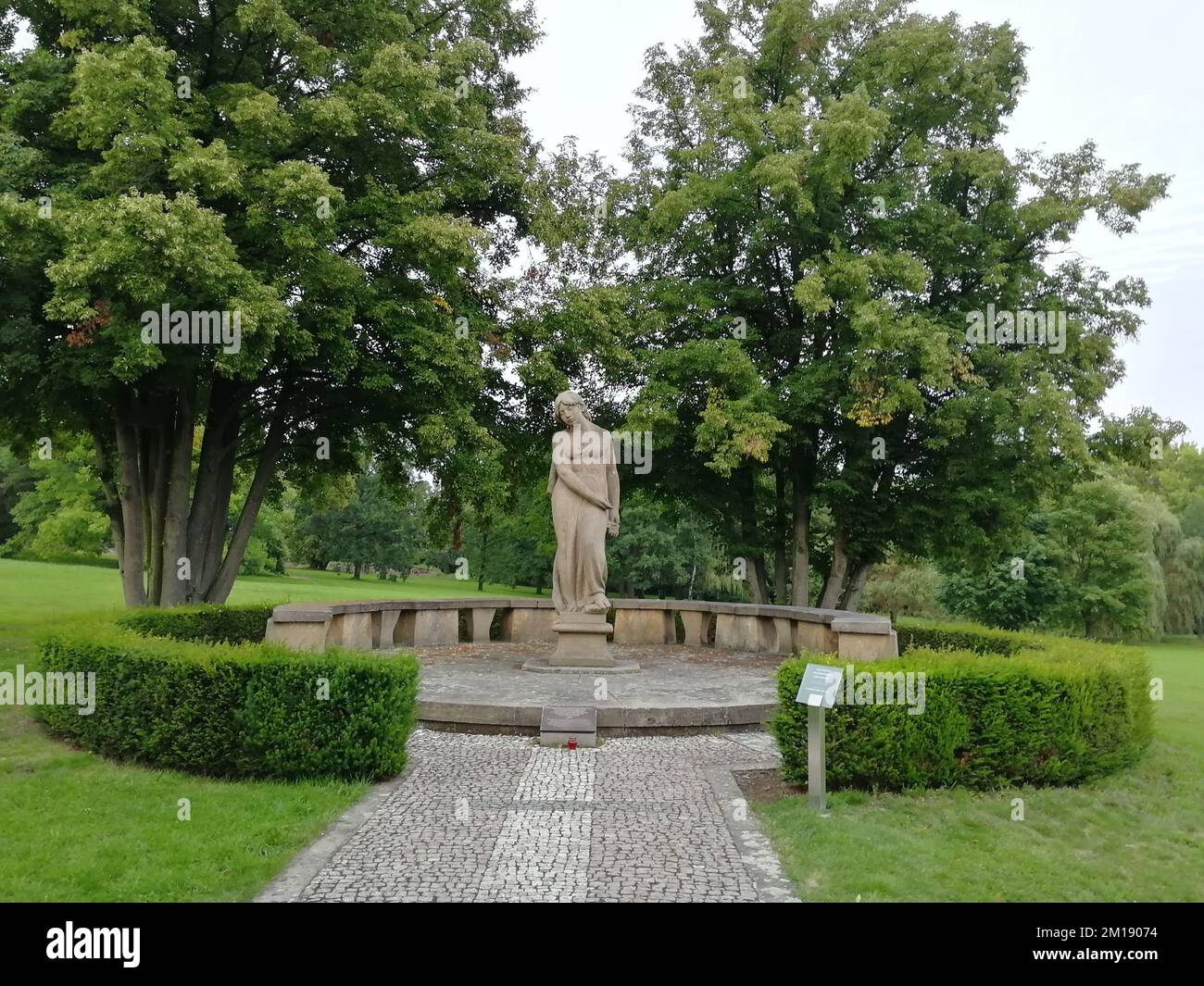 Eine Frauenstatue am Lidice Memorial für die Massenschlachtung des Dorfes durch Nazideutschland im Zweiten Weltkrieg Stockfoto