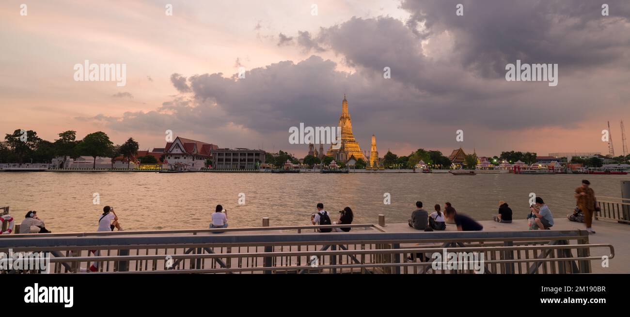 Bangkok, Thailand. November 11,2022; Touristen beobachten den Sonnenuntergang im Wat Arun Ratchawararam Ratchawaramahawihan oder Wat Arun Tempel. Stockfoto