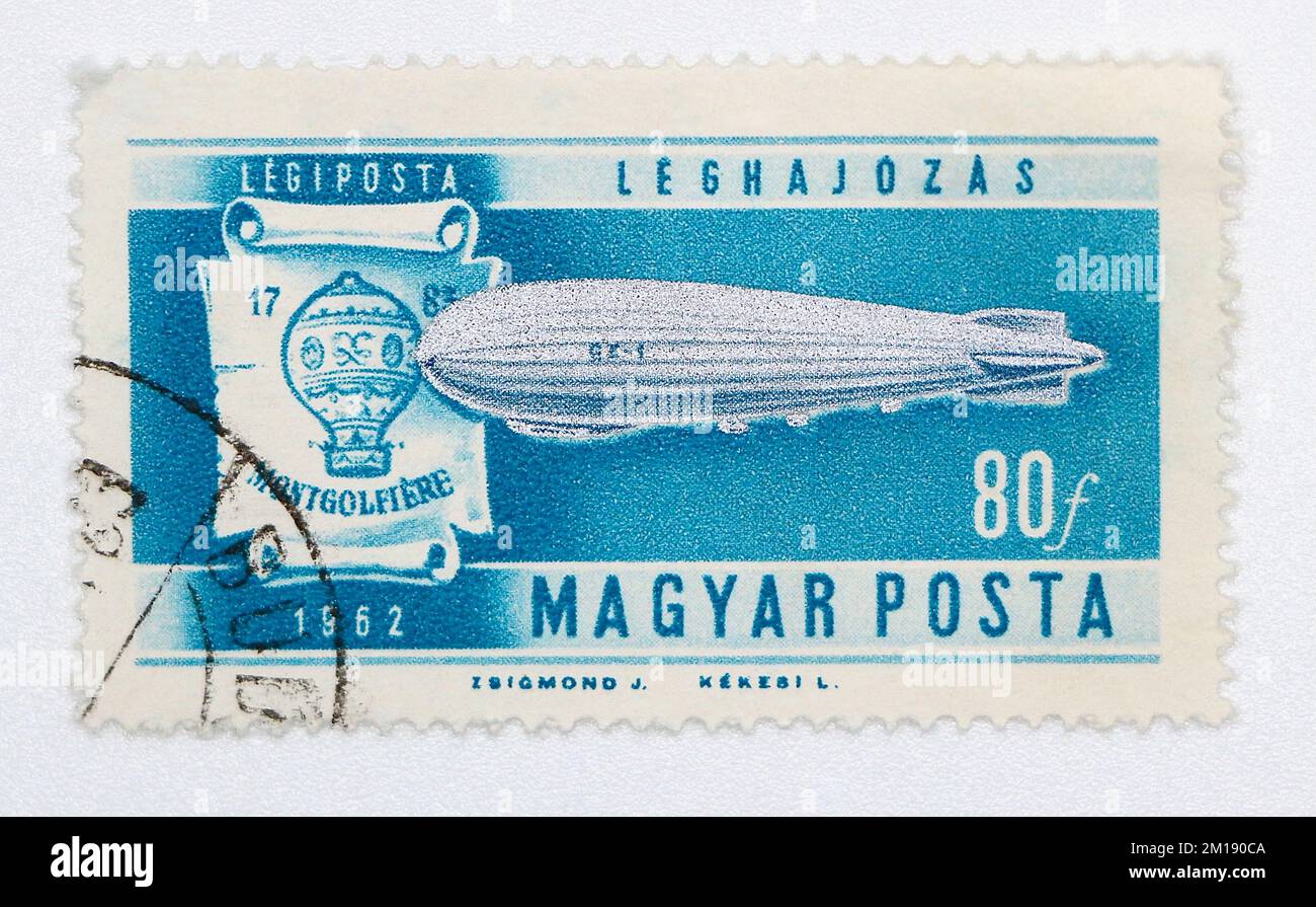 Foto eines ungarischen Briefmarkenflugzeugs LZ-127 „Graf Zeppelin“ und Montgolfier Balloon History of Aviation Serie 1962 Stockfoto